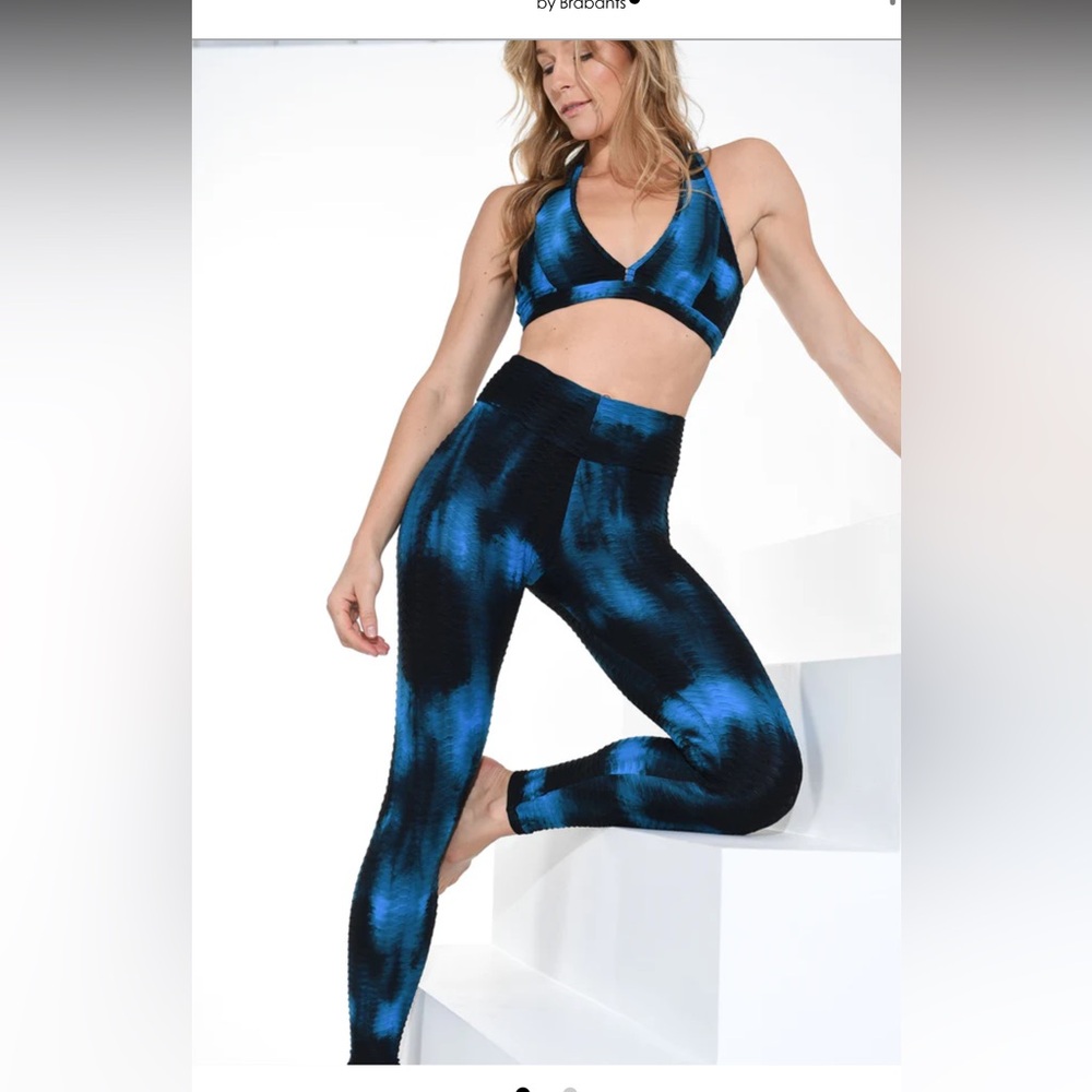 Booty by Brabants Blue and Black Tie-Dye Sports Bra & Leggings Set